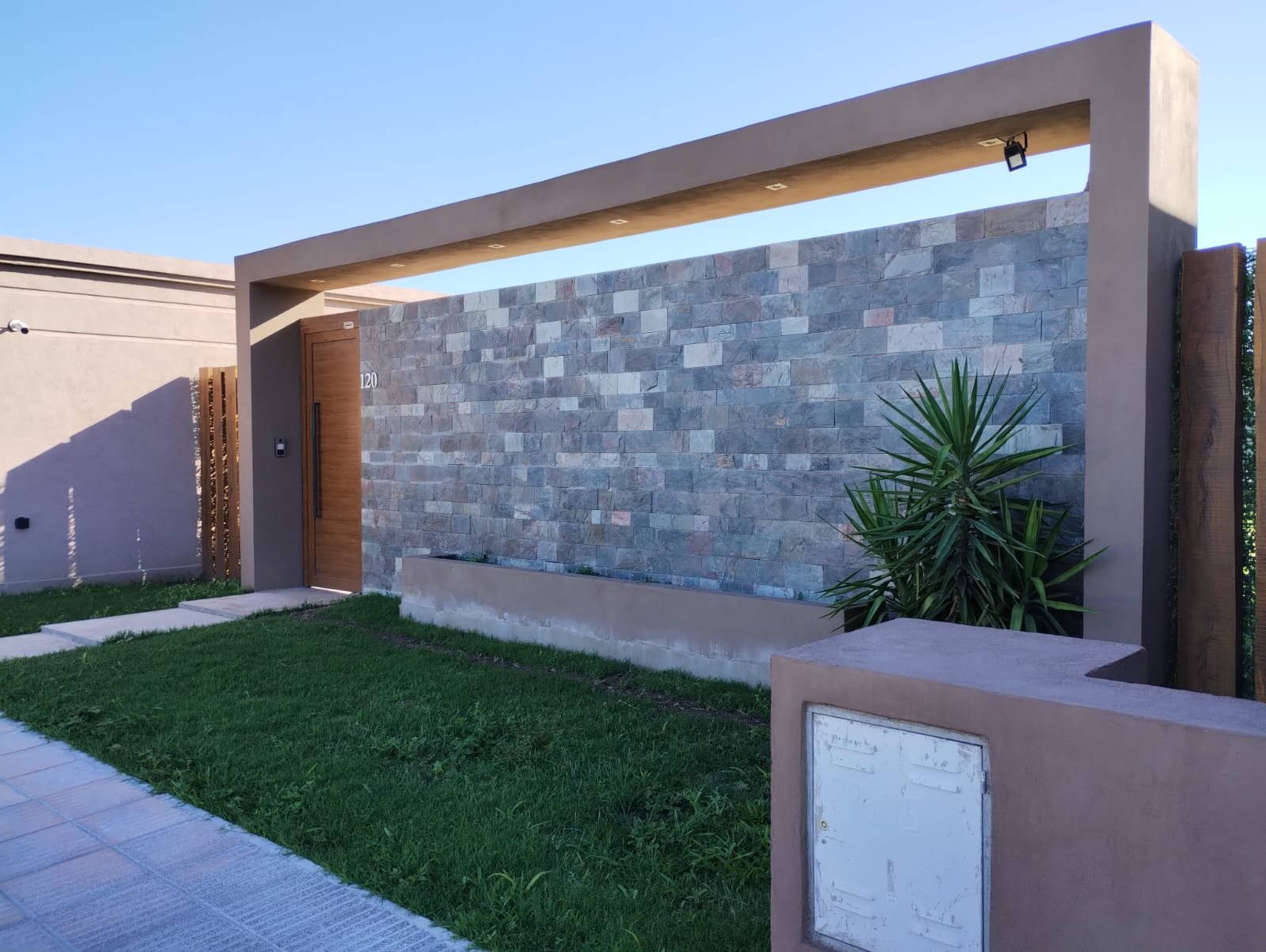 Frente de vivienda revestido en piedra natural por Marmolería Pietra Bella en Villa María