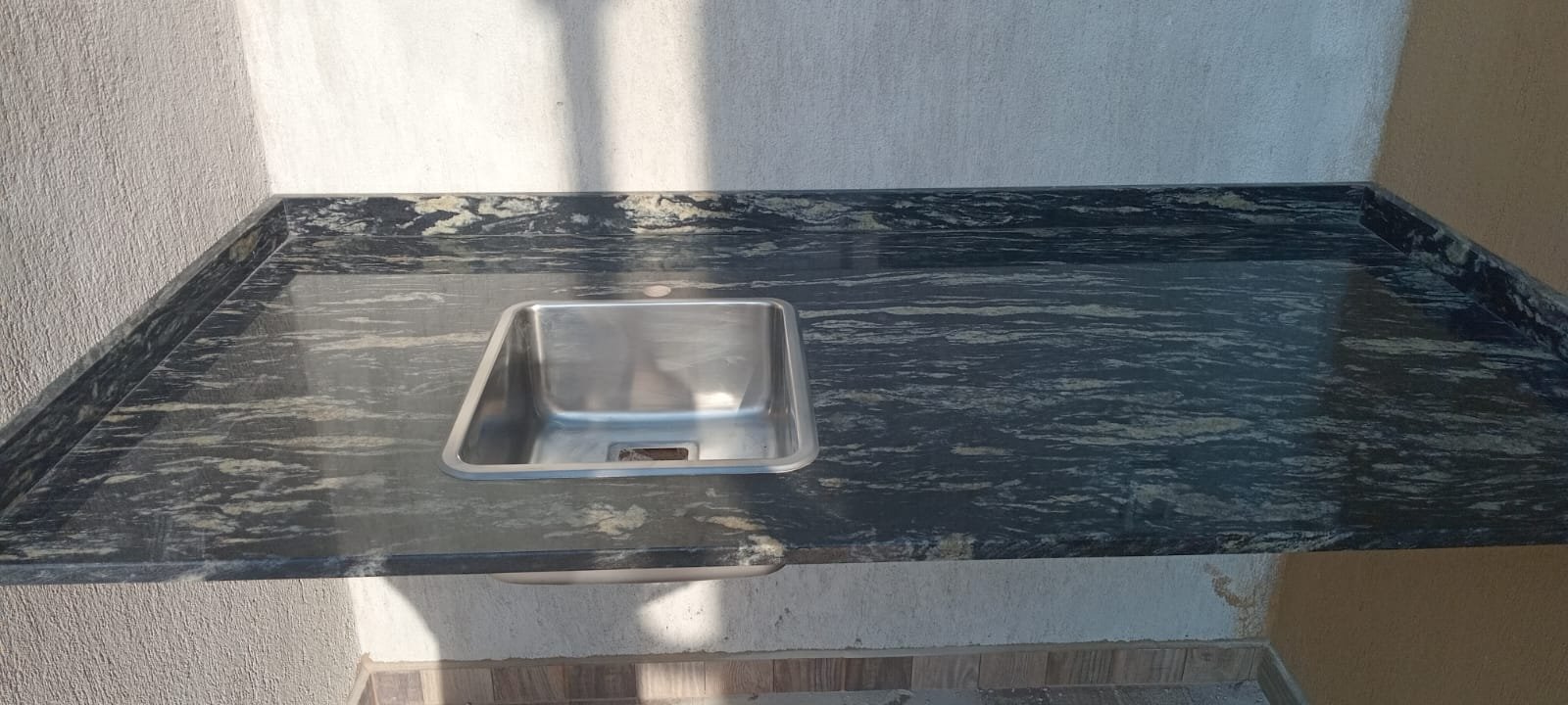 Mesada de cocina blanca junto a ventana con vista al exterior