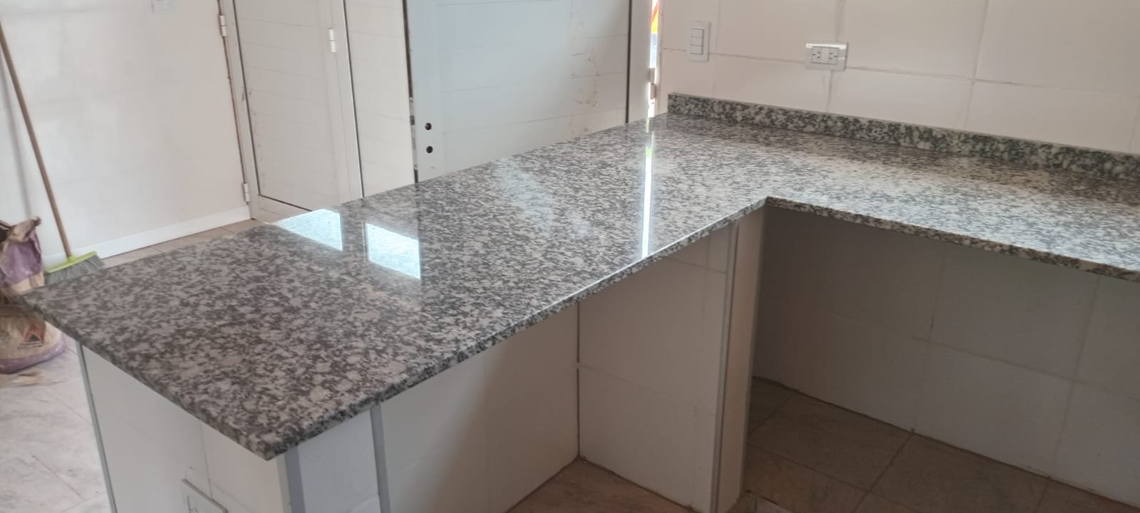 Mesada en L de granito gris para cocina