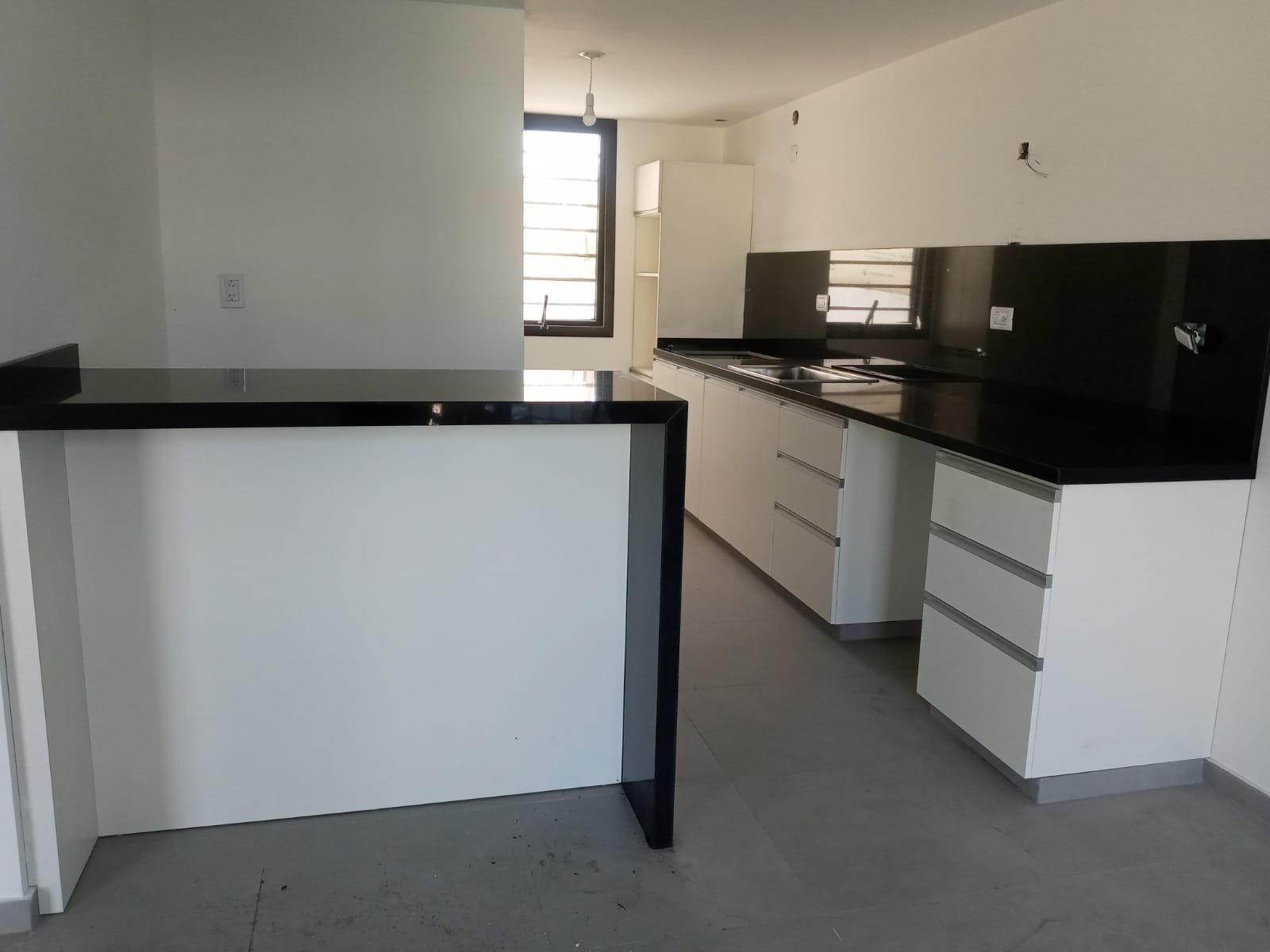Mesada de cocina en granito negro pulido
