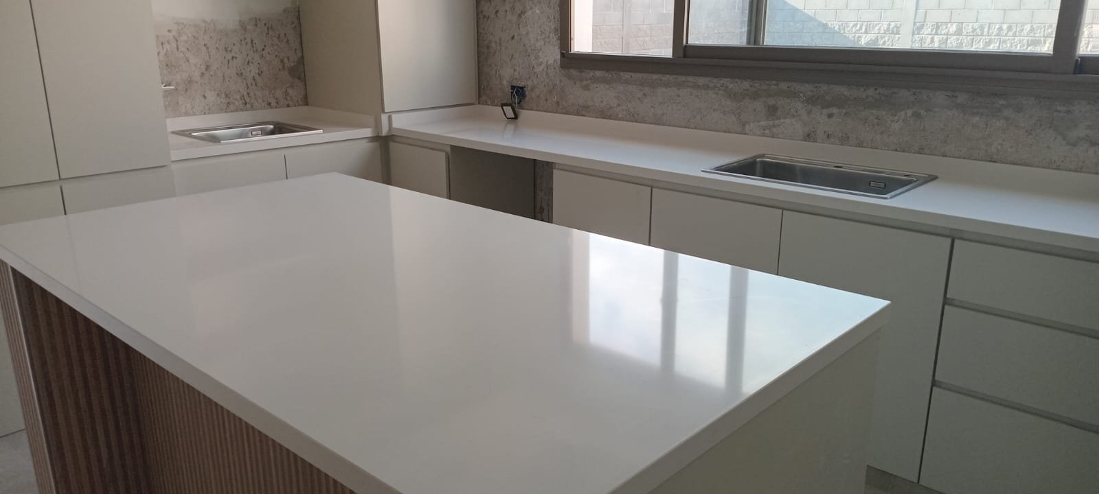 Mesada de cocina en granito oscuro con bacha de acero