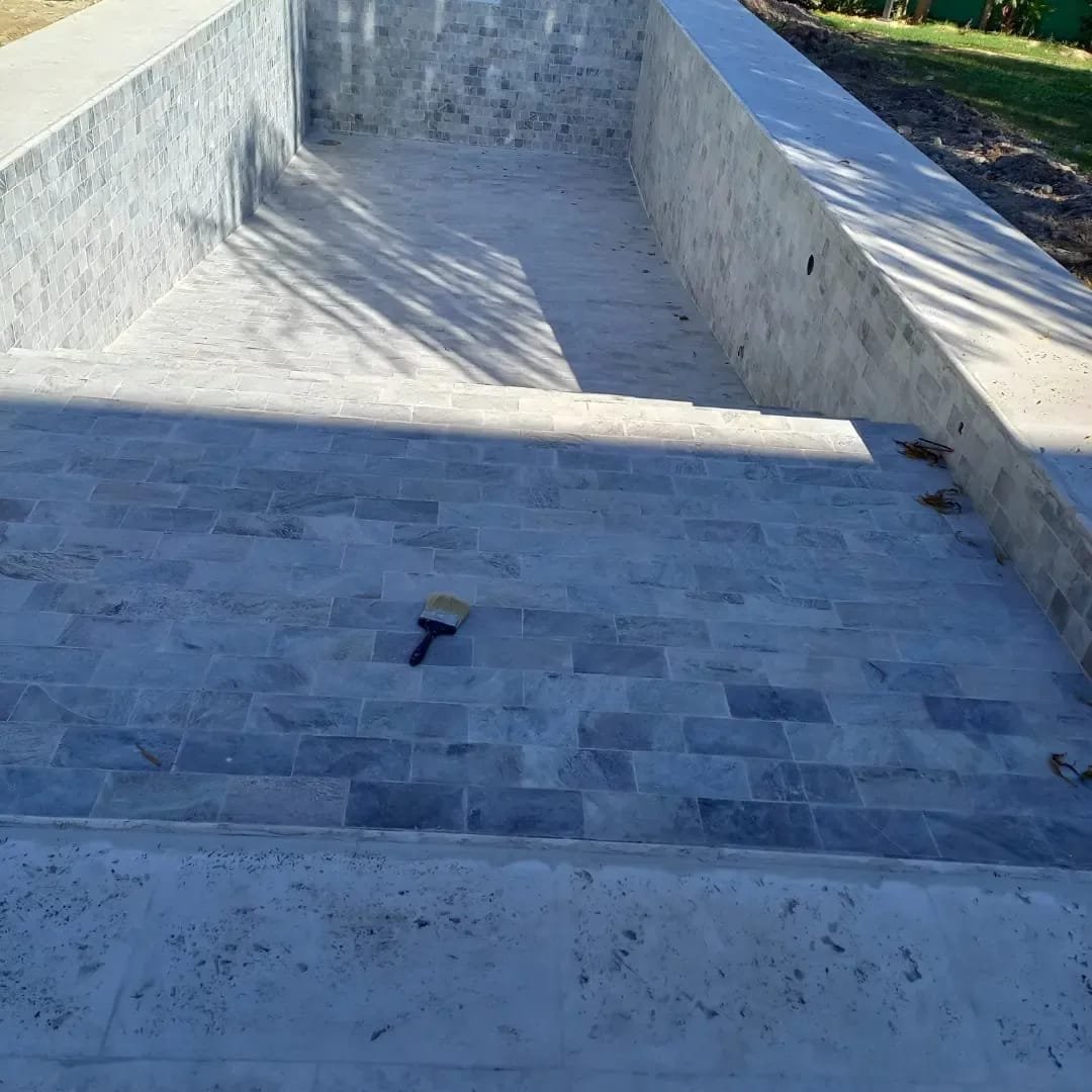 Revestimiento interior de piscina en piedra travertino